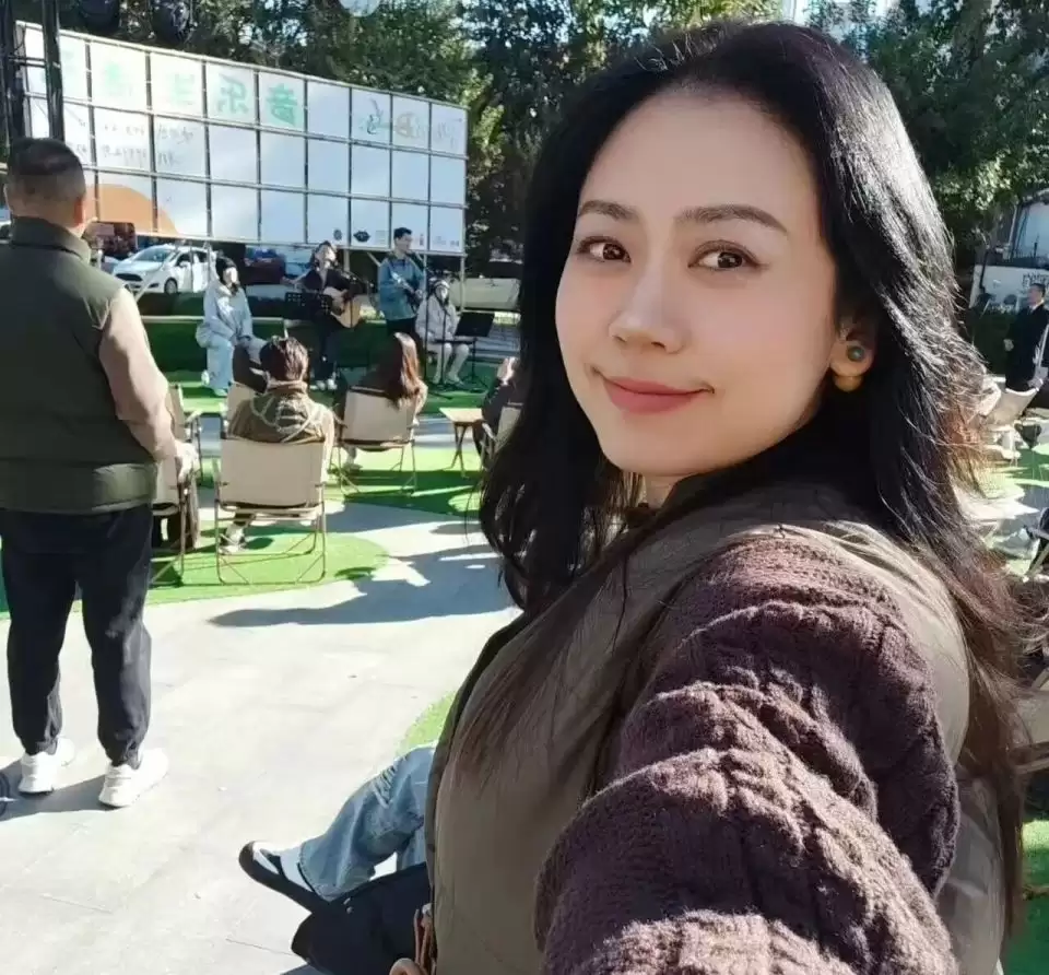 央视女导演：已辞职，在路边摆摊