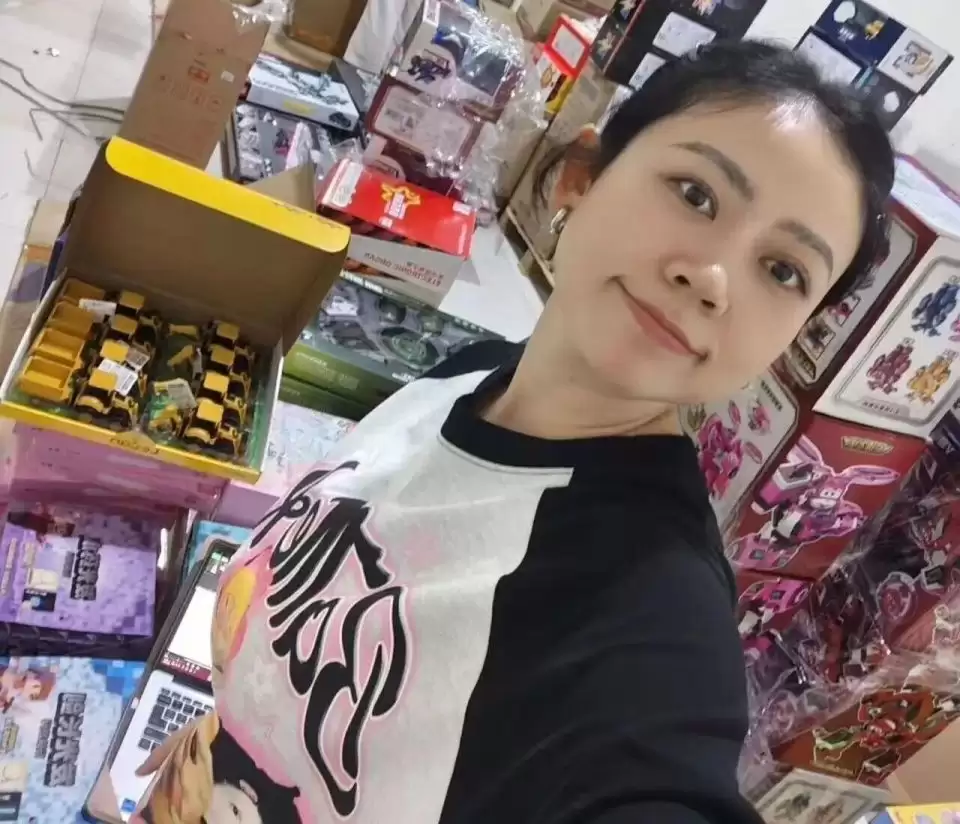 央视女导演：已辞职，在路边摆摊