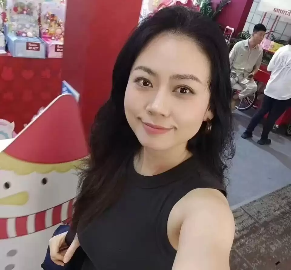 央视女导演：已辞职，在路边摆摊