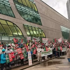 上千居民挤爆会场抗议  素里市议会全票否决支援房屋案