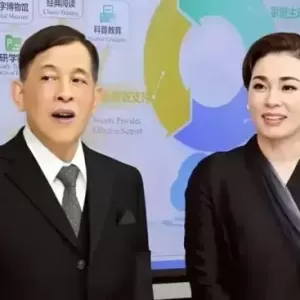 泰国王后来中国，8套造型美炸，泰王当陪衬！她凭什么坐稳正宫？