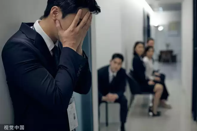 AI抢饭碗!美参议员警告:25%大学生恐"毕业即失业"