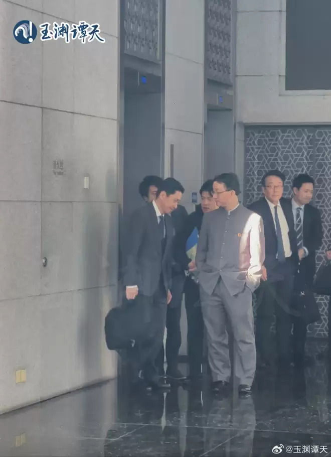 官媒发片：华官员双手插袋 日官员低头听其讲话
