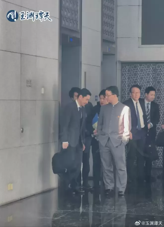 官媒发片：华官员双手插袋 日官员低头听其讲话
