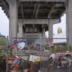 列治文-温哥华Oak街桥底帐篷区不断扩大  安全问题多