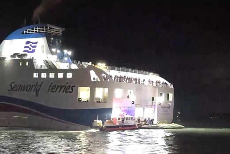 搭载267人韩国渡轮触礁搁浅 5轻伤暂无死亡通报