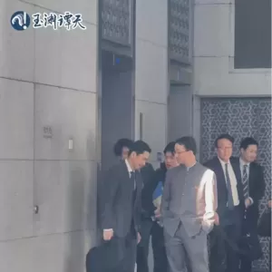 央视谈“外交官插兜”送客：天冷不便握手 日：大内宣