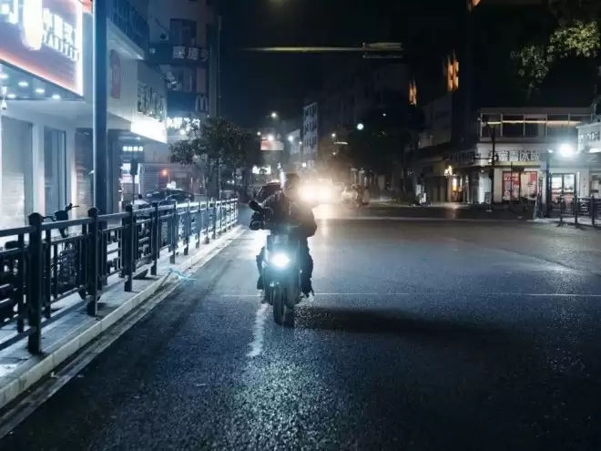 为挣50块，没戏拍的00后演员晚上跑外卖