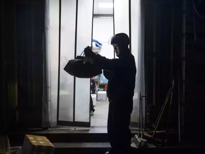 为挣50块，没戏拍的00后演员晚上跑外卖