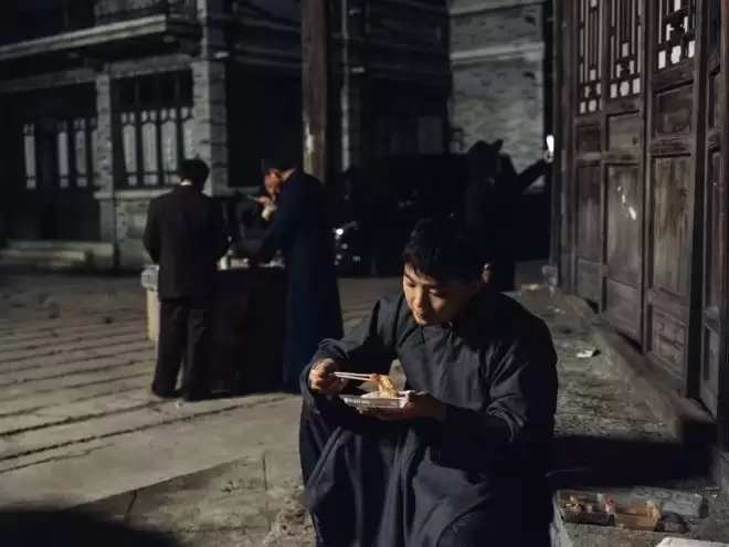 为挣50块，没戏拍的00后演员晚上跑外卖