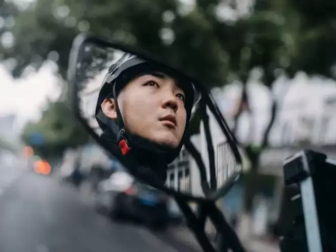为挣50块，没戏拍的00后演员晚上跑外卖