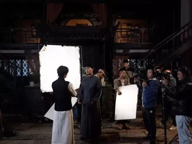 为挣50块，没戏拍的00后演员晚上跑外卖