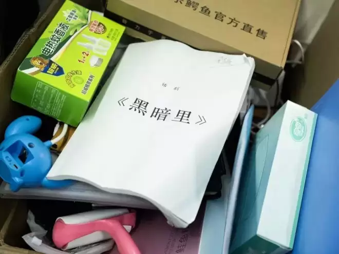 为挣50块，没戏拍的00后演员晚上跑外卖