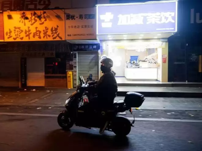 为挣50块，没戏拍的00后演员晚上跑外卖