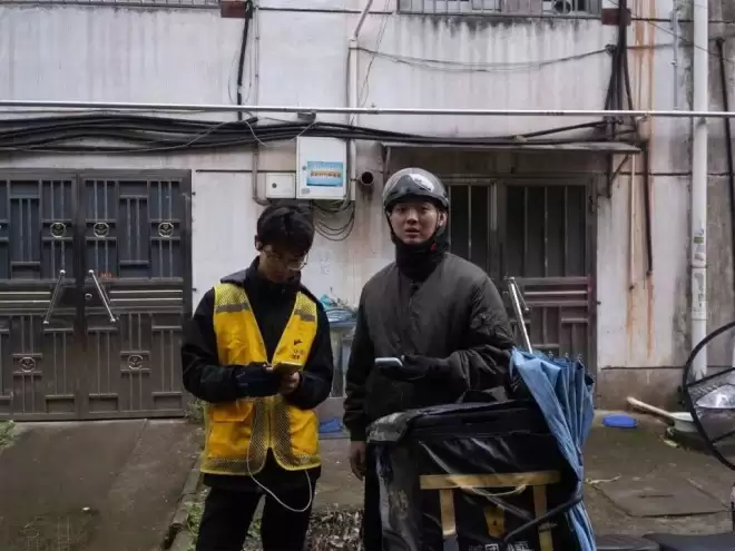 为挣50块，没戏拍的00后演员晚上跑外卖