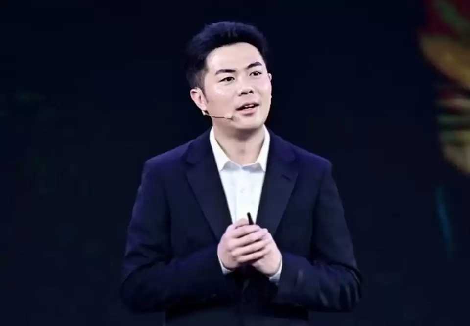 豪门姻缘︱霸王茶姬创始人与“最美光二代”结婚   两企业市值逾¥610亿