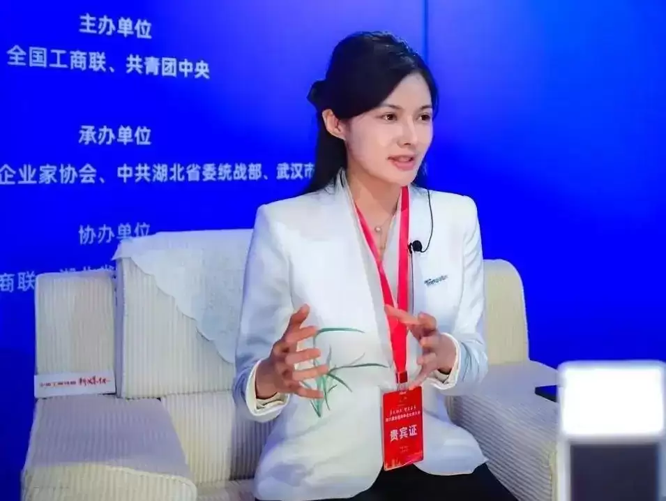 豪门姻缘︱霸王茶姬创始人与“最美光二代”结婚   两企业市值逾¥610亿