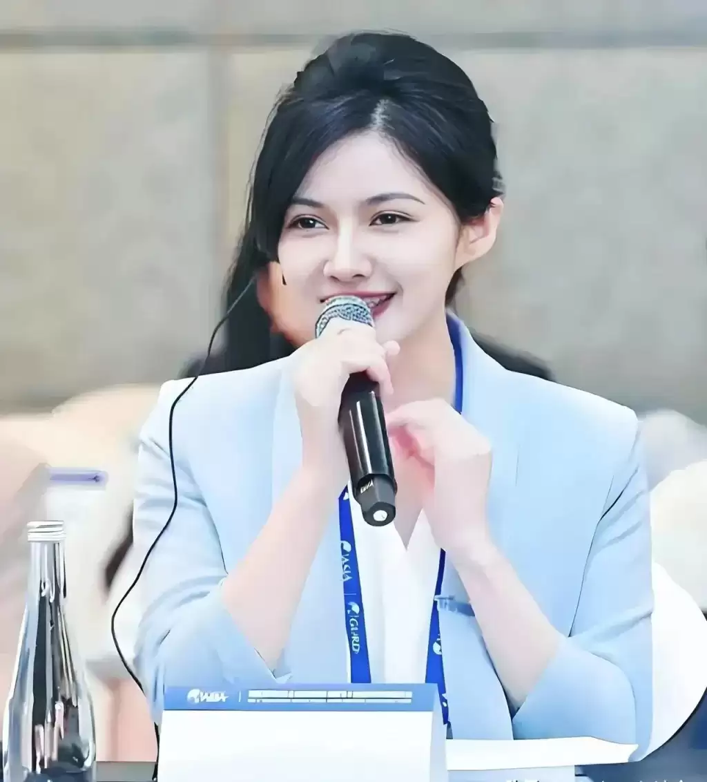 豪门姻缘︱霸王茶姬创始人与“最美光二代”结婚   两企业市值逾¥610亿