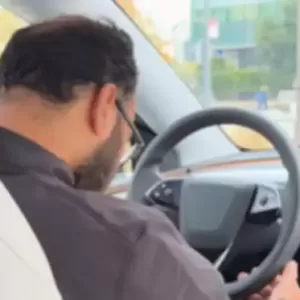 男子乘坐特斯拉出租车 发现“司机一路狂睡”
