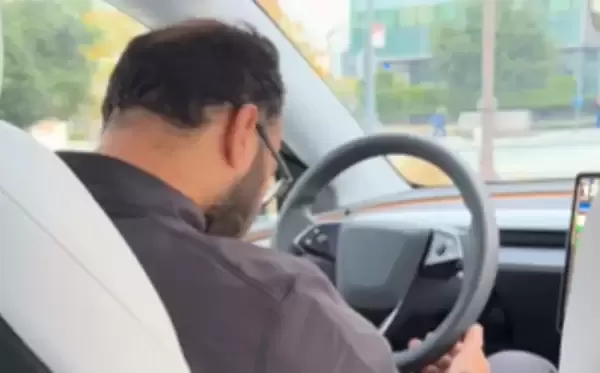男子乘坐特斯拉出租车 发现“司机一路狂睡”