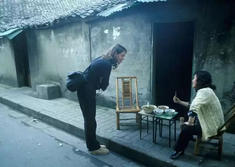 她明明是英国人 却专门跟老外科普中餐