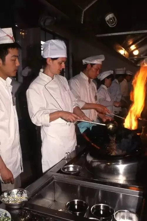 她明明是英国人 却专门跟老外科普中餐