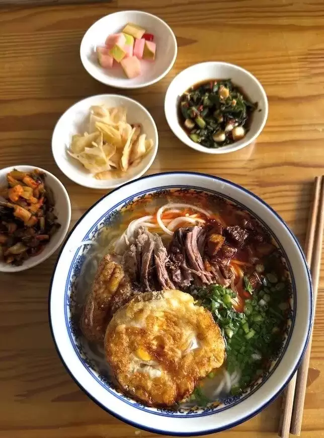 她明明是英国人 却专门跟老外科普中餐