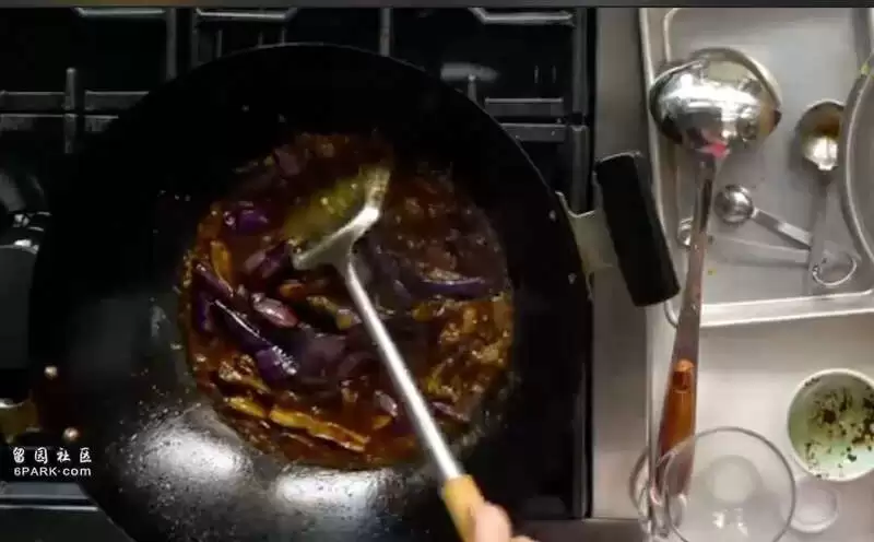 她明明是英国人 却专门跟老外科普中餐