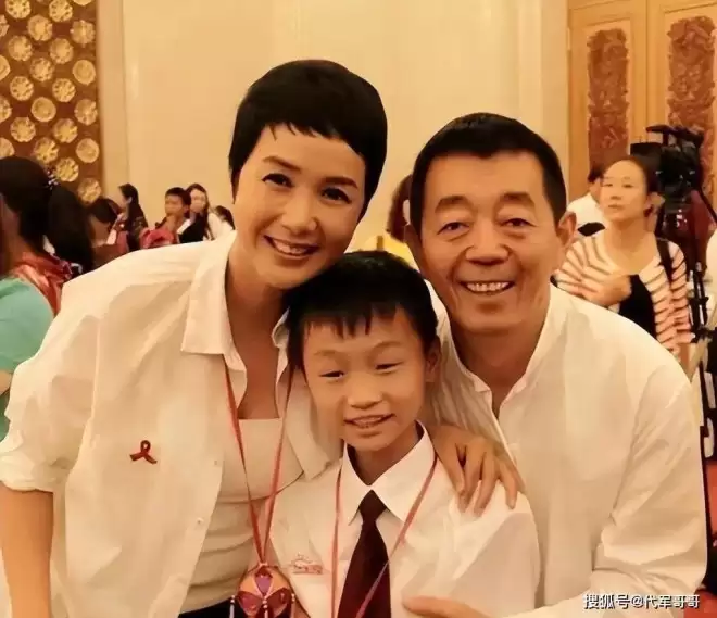 蒋雯丽近照曝光，定居英国，身形消瘦显老态
