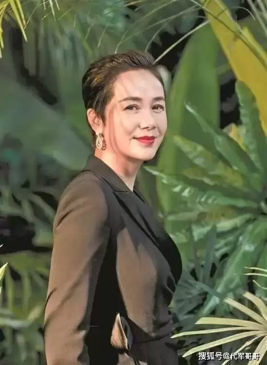 蒋雯丽近照曝光，定居英国，身形消瘦显老态