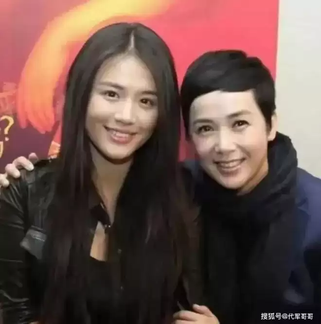 蒋雯丽近照曝光，定居英国，身形消瘦显老态