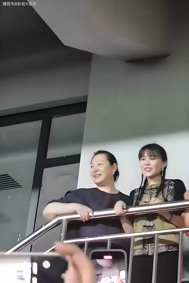 赵本山妻子现身足球赛，60岁面容紧致无皱