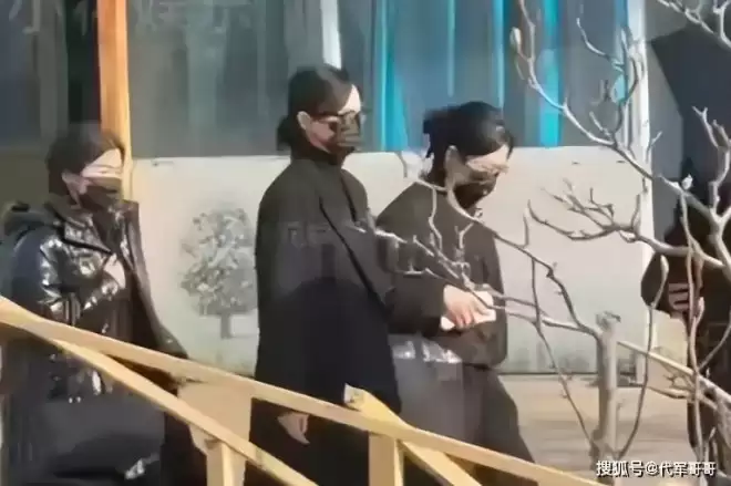 唐嫣现身公公追悼会!夫妻俩门口迎宾粉碎婚变传闻