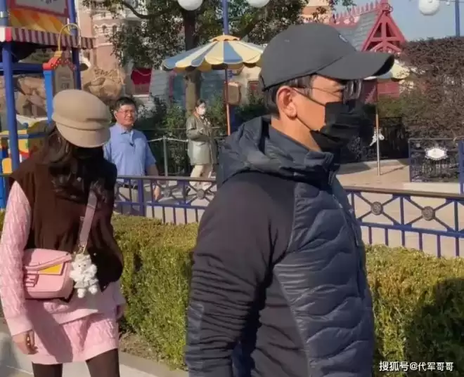 唐嫣现身公公追悼会!夫妻俩门口迎宾粉碎婚变传闻