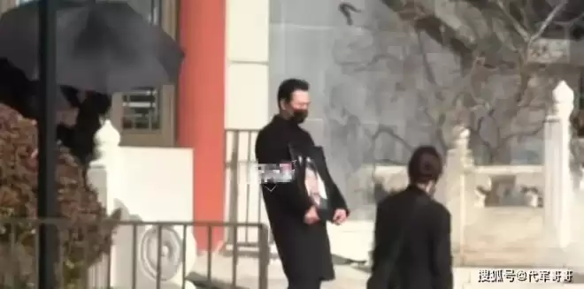 唐嫣现身公公追悼会!夫妻俩门口迎宾粉碎婚变传闻