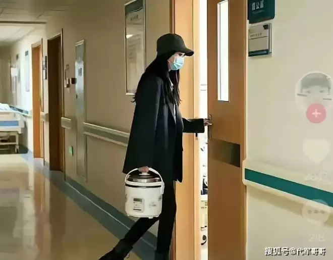 唐嫣现身公公追悼会!夫妻俩门口迎宾粉碎婚变传闻
