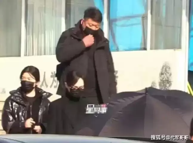 唐嫣现身公公追悼会!夫妻俩门口迎宾粉碎婚变传闻