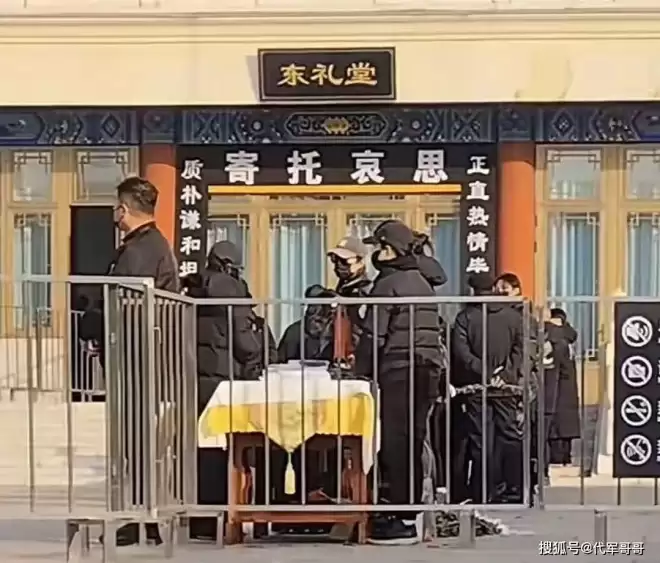 唐嫣现身公公追悼会!夫妻俩门口迎宾粉碎婚变传闻