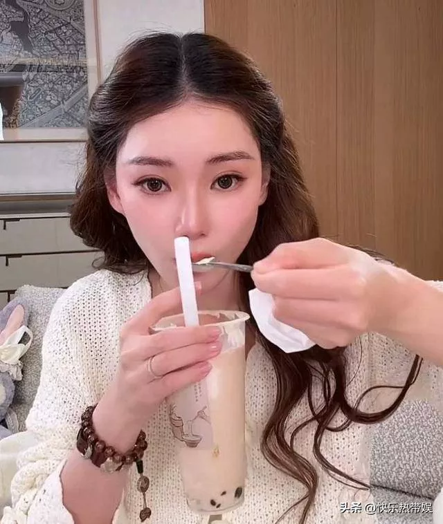 机场偶遇汪小菲马筱梅夫妇，女方孕肚已显怀