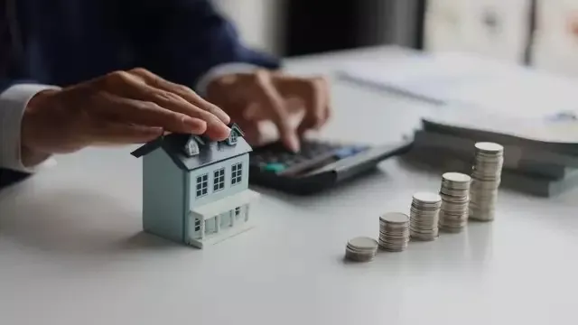 真相扎心！银行纷纷下场卖房，什么信号？