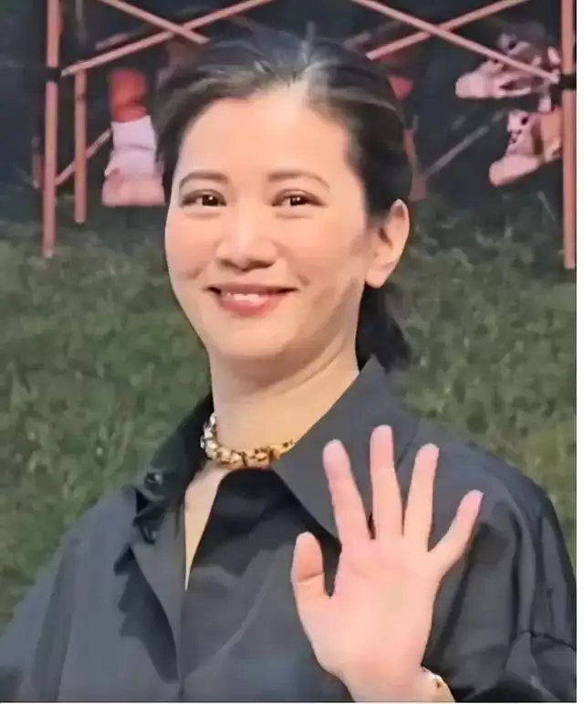 香港知名影后突然白发尽显，发际线崩了一块