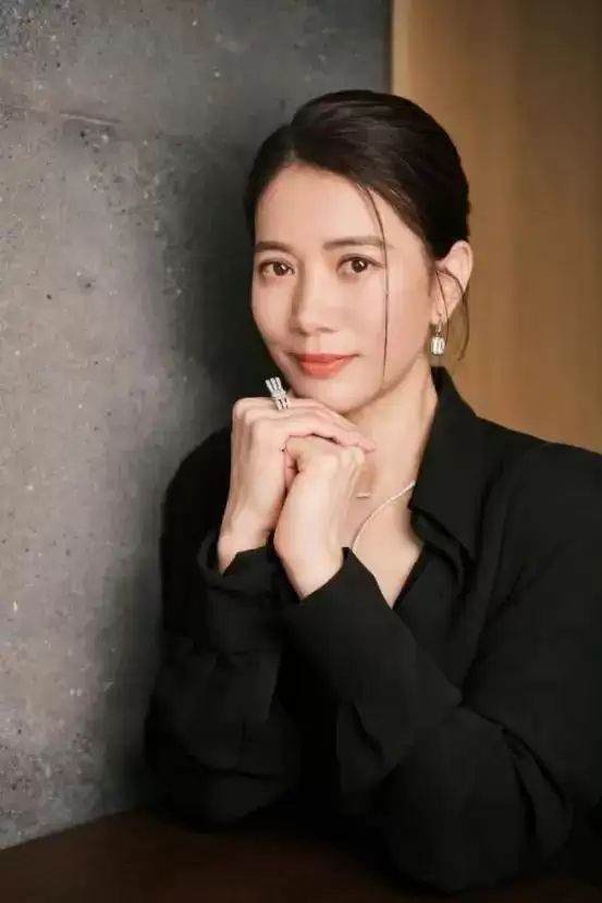 香港知名影后突然白发尽显，发际线崩了一块