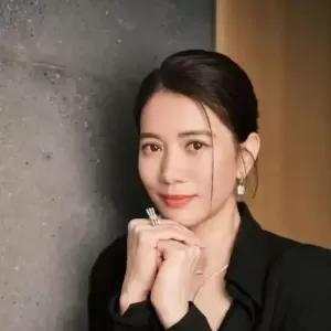 香港知名影后突然白发尽显，发际线崩了一块
