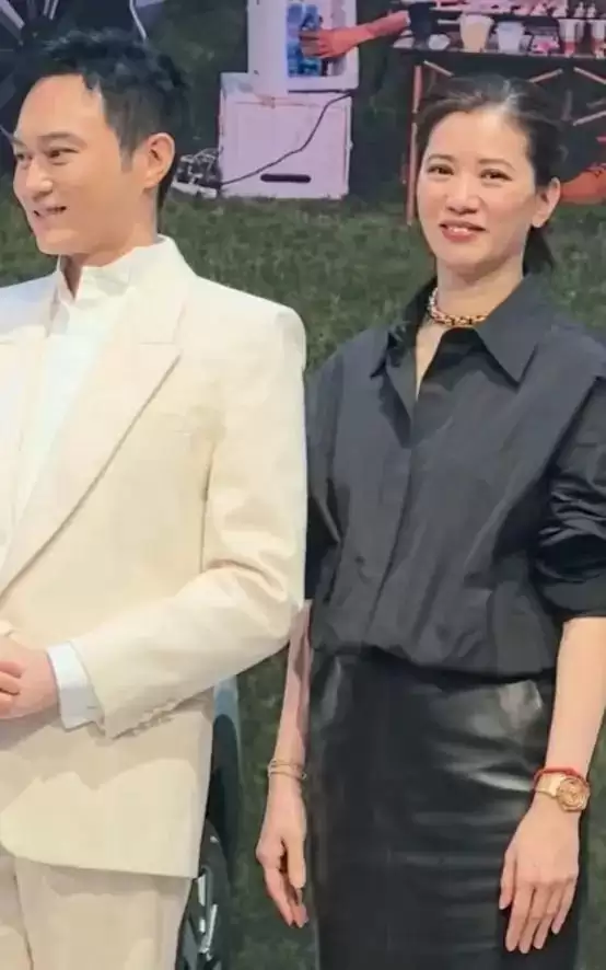 香港知名影后突然白发尽显，发际线崩了一块
