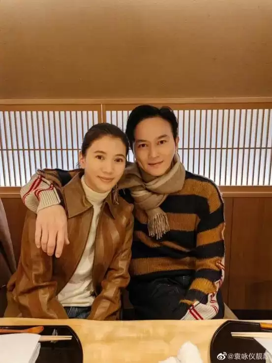 香港知名影后突然白发尽显，发际线崩了一块
