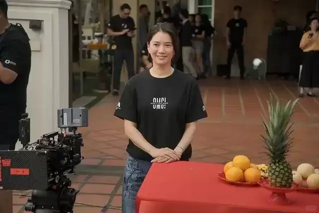 香港知名影后突然白发尽显，发际线崩了一块