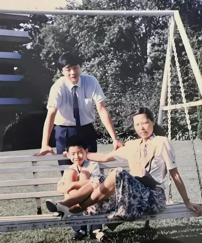 42岁胡彦斌恋情曝光！单亲母亲激动落泪
