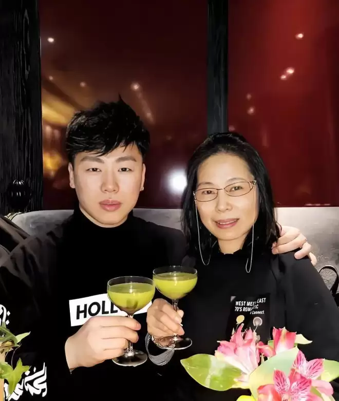 42岁胡彦斌恋情曝光！单亲母亲激动落泪