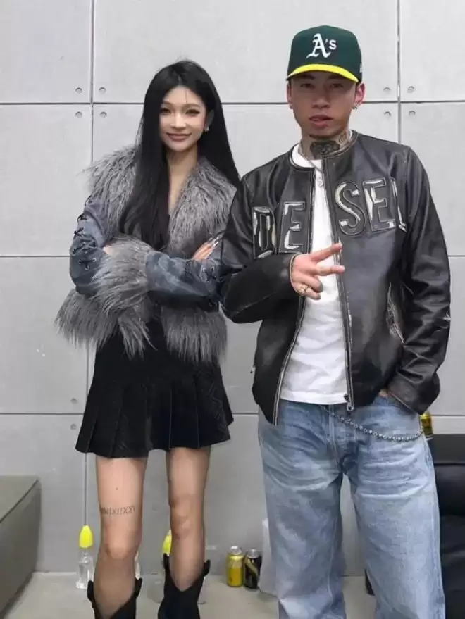 42岁胡彦斌恋情曝光！单亲母亲激动落泪