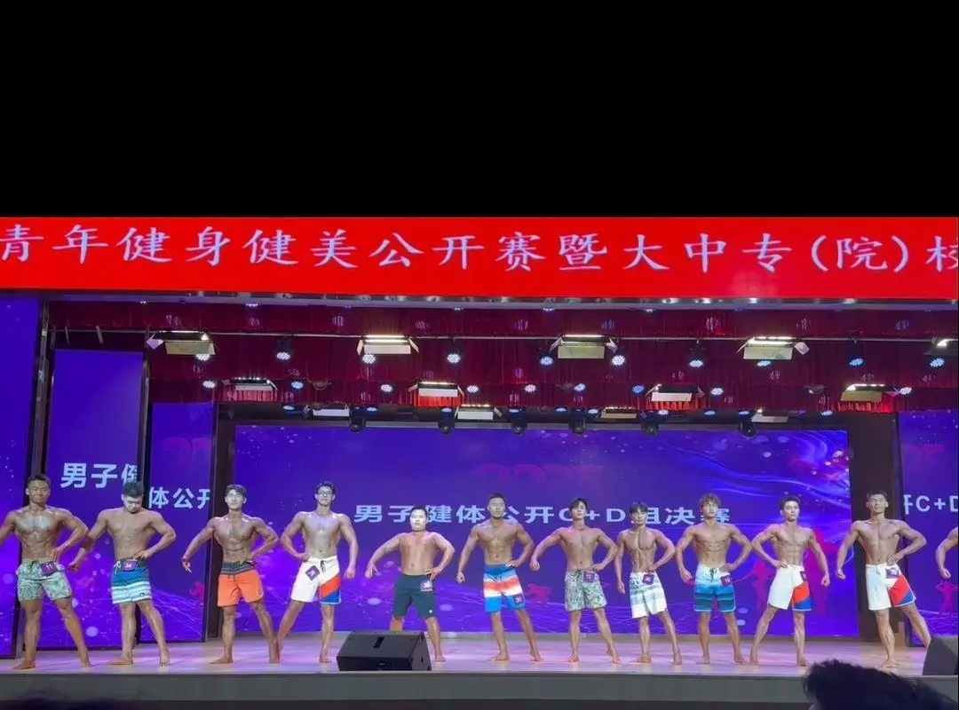 健美比赛混入一个“小胖子” 网友称他是去“练胆的” 本人回应